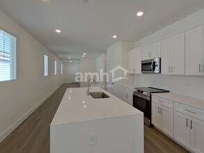 901 English Primrose St in Henderson, NV - Foto de edificio - Building Photo