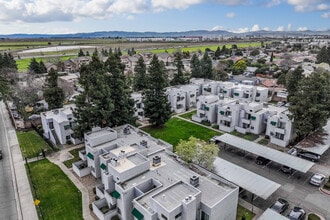 Sharon Creek Condominiums in Fairfield, CA - Building Photo - Building Photo