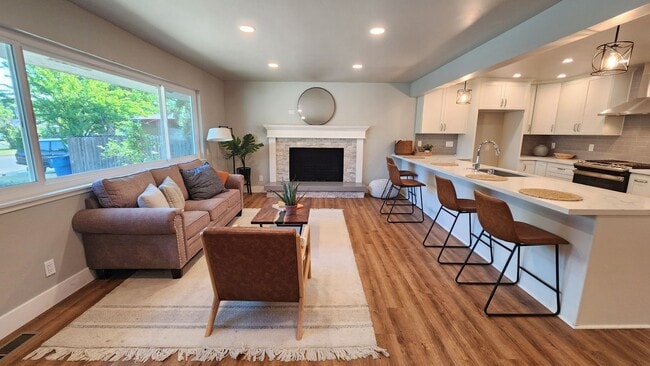 7021 Wilshire Cir in Sacramento, CA - Building Photo - Building Photo