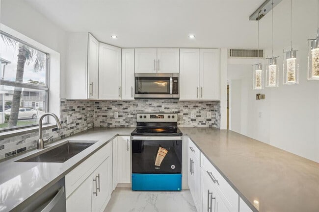 100 Monaco Ct in Delray Beach, FL - Building Photo - Building Photo