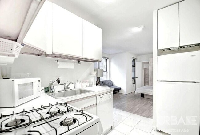 208 Thompson St in New York, NY - Building Photo - Building Photo