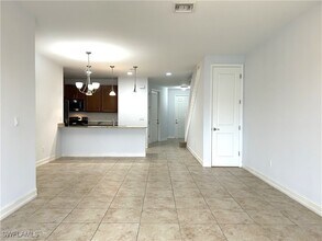 7784 Bristol Cir in Naples, FL - Foto de edificio - Building Photo