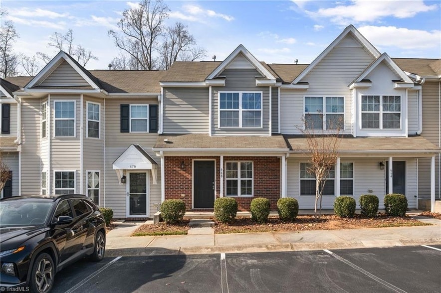 668 Grasswren Way in Greensboro, NC - Foto de edificio