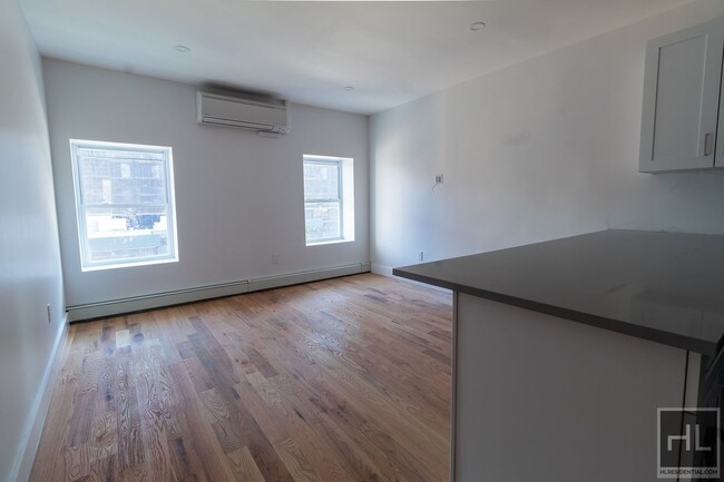 996 Atlantic Ave in Brooklyn, NY - Building Photo - Building Photo