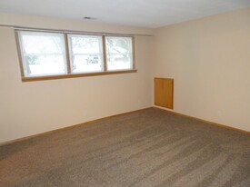 8996 Jackson Avenue, Unit D in Lexington, MN - Foto de edificio - Building Photo