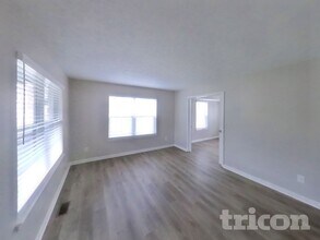 8259 Ehlerbrook Rd in Indianapolis, IN - Foto de edificio - Building Photo