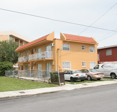 613 NW 10th Ave in Miami, FL - Building Photo - Building Photo