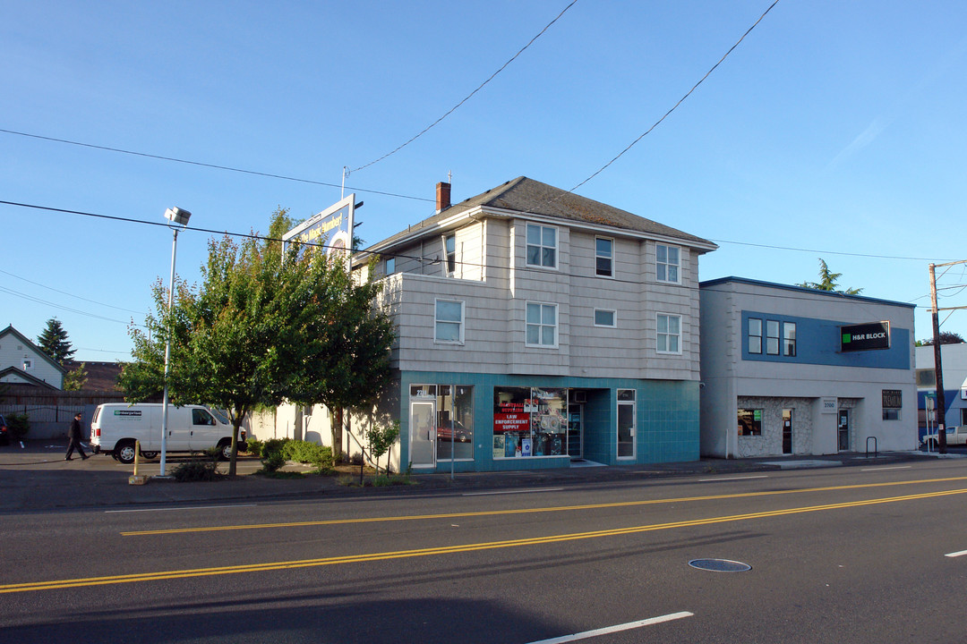 2704-2714 NE Sandy Blvd in Portland, OR - Building Photo