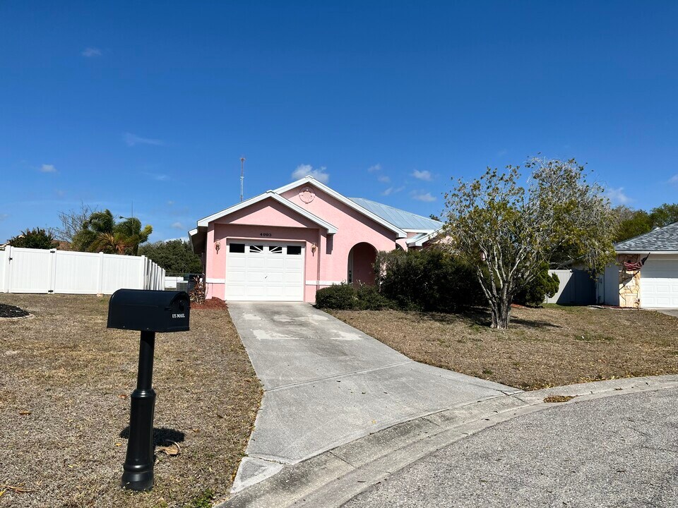 4993 Reagen Way in Sarasota, FL - Building Photo