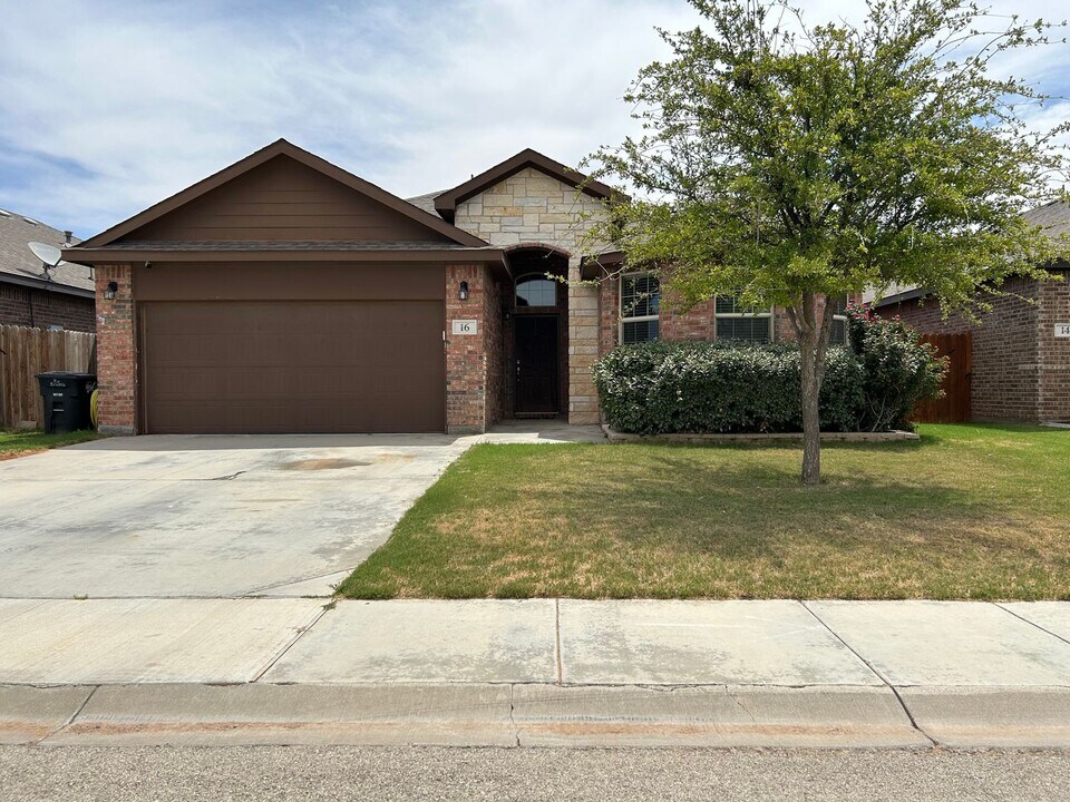 16 Brooks Ranch Rd in Odessa, TX - Building Photo
