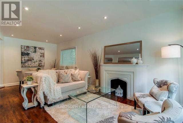 827 Kingston Rd in Toronto, ON - Building Photo - Building Photo