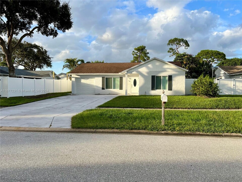 102 Village Cir in Jupiter, FL - Building Photo