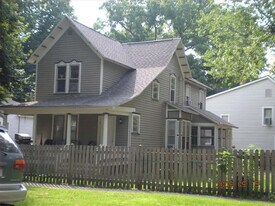 737 Village St, Unit #2 Upper Floor in Kalamazoo, MI - Building Photo