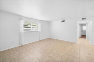 4290 Gulfstream Dr, Unit 3 in Naples, FL - Building Photo - Building Photo