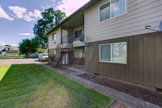 Broadway Apartments in Estacada, OR - Building Photo - Building Photo