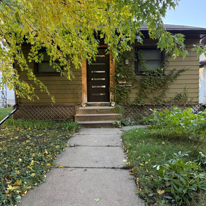 3332 S 32nd Ave in Minneapolis, MN - Building Photo
