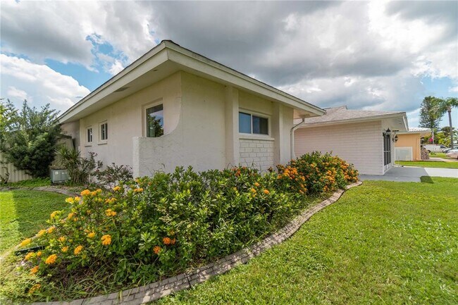 33 Caddy Rd in Rotonda West, FL - Building Photo - Building Photo