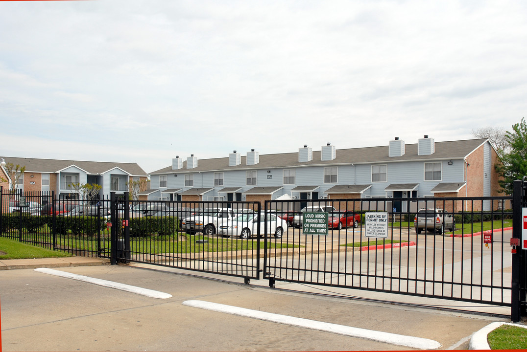 Breckenridge Court in Houston, TX - Building Photo