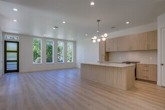 424 N Denver St in Dallas, TX - Foto de edificio - Building Photo