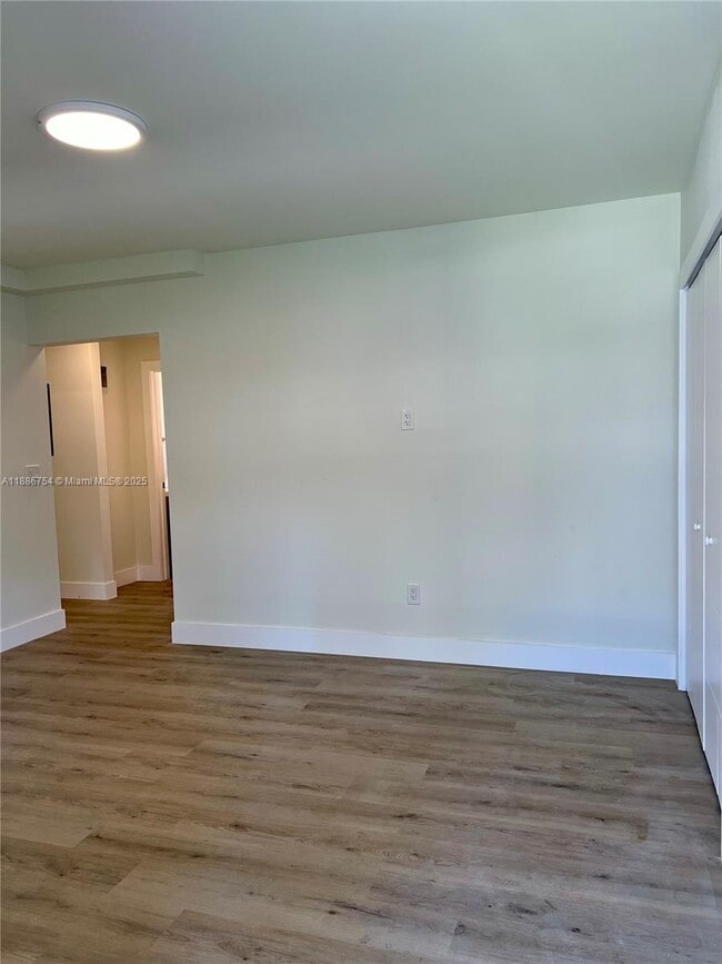 711 Beacom Blvd in Miami, FL - Building Photo - Building Photo