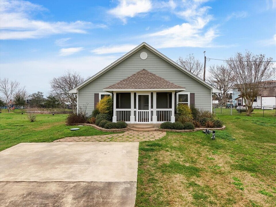 5317 County Rd 868 E in Brazoria, TX - Building Photo