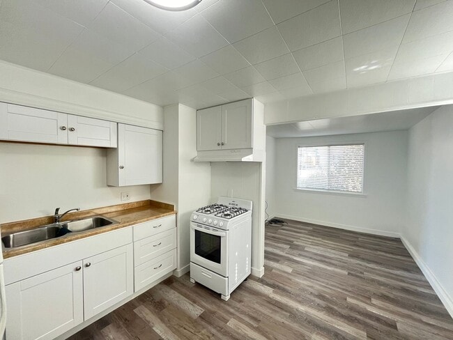 property at 2916 Alder Ave