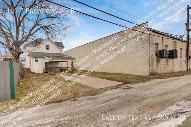 109 E Broadway in Monett, MO - Building Photo - Building Photo