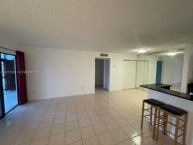 809 NE 199th St in Miami, FL - Building Photo - Building Photo