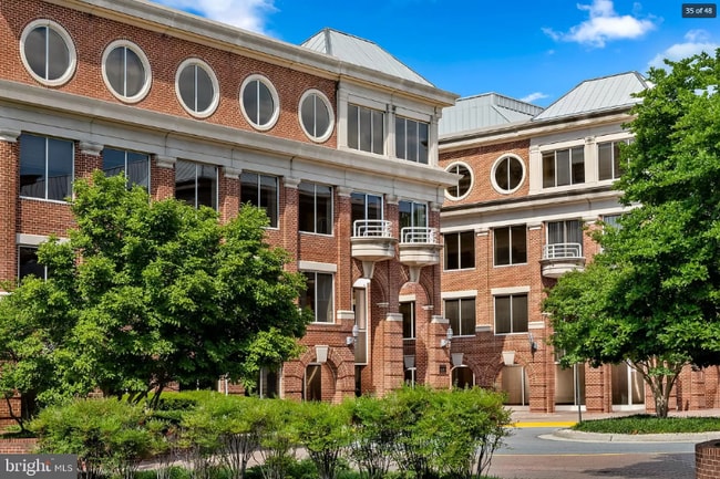 635 Slaters Ln in Alexandria, VA - Foto de edificio - Building Photo