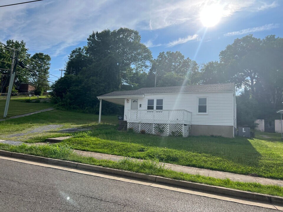 1001 Gibson Mill Rd in Kingsport, TN - Building Photo