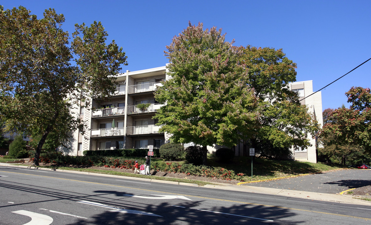 Landmark Terrace in Alexandria, VA - Foto de edificio