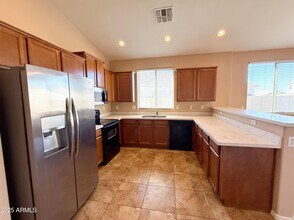 3710 W Lydia Ln in Phoenix, AZ - Foto de edificio - Building Photo