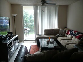 1210 Wildwood Lakes Blvd in Naples, FL - Building Photo - Building Photo