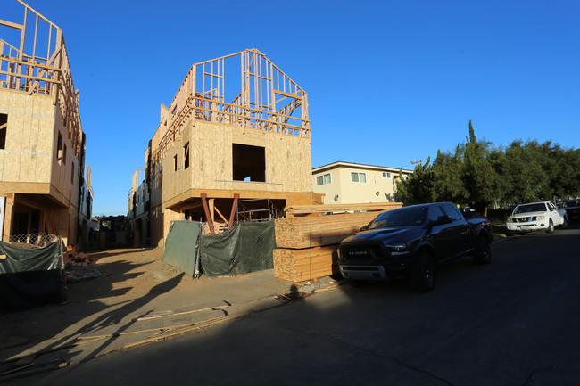 5085 Highland View Ave in Los Angeles, CA - Building Photo - Building Photo