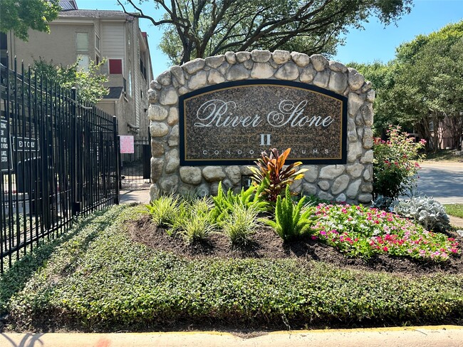 property at 10855 Meadowglen Ln
