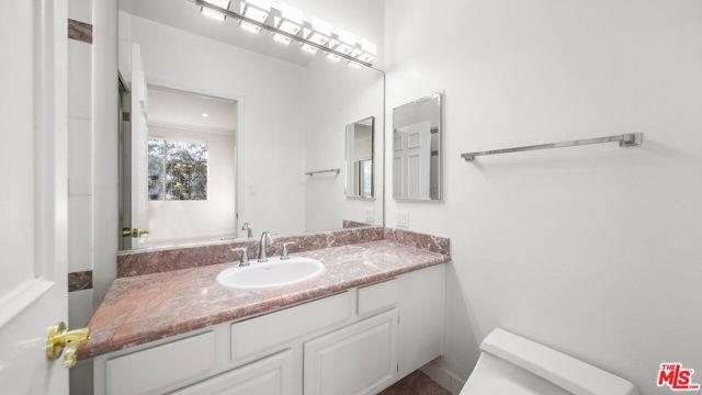 200 N Almont Dr in Beverly Hills, CA - Building Photo