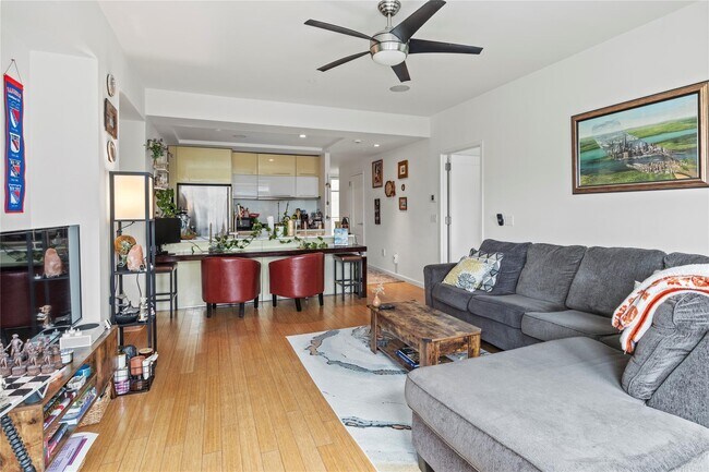 24-15 Queens Plaza N in Queens, NY - Building Photo - Building Photo
