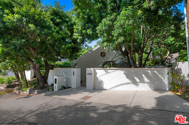 5949 Ramirez Canyon Rd in Malibu, CA - Foto de edificio - Building Photo