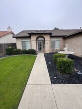 12429 Mauna Loa Ave in Bakersfield, CA - Building Photo - Building Photo