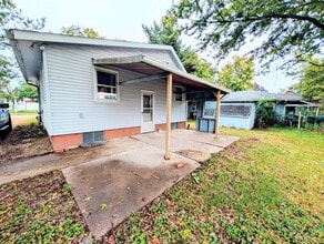 810 S 12th St in Oskaloosa, IA - Foto de edificio - Building Photo