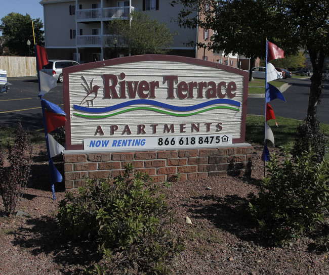 River Terrace Apartments in Janesville, WI - Foto de edificio - Building Photo