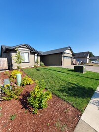 2445 Mountain River Dr in Lebanon, OR - Foto de edificio - Building Photo