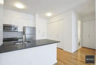 4615 Center Blvd-Unit -2504 in Queens, NY - Building Photo - Building Photo