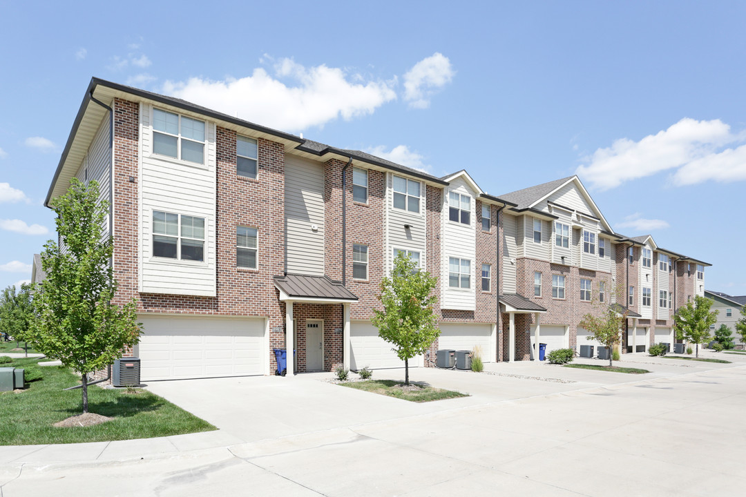 Maplewood Townhouses in West Des Moines, IA - Building Photo