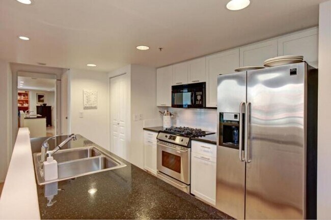 2929 1st Ave-Unit -510 in Seattle, WA - Building Photo - Building Photo