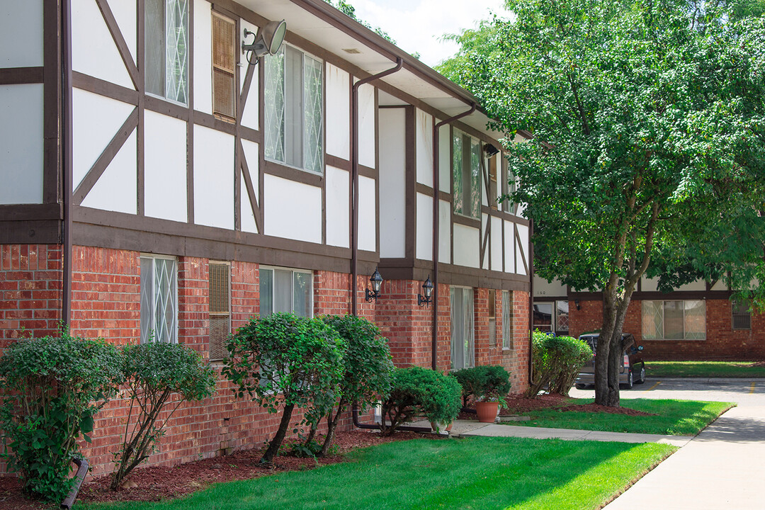 Tuscan Manor Apartments in Belleville, MI - Building Photo