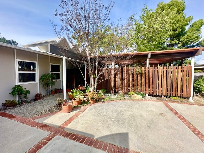 16703 Alginet Pl in Encino, CA - Building Photo - Building Photo