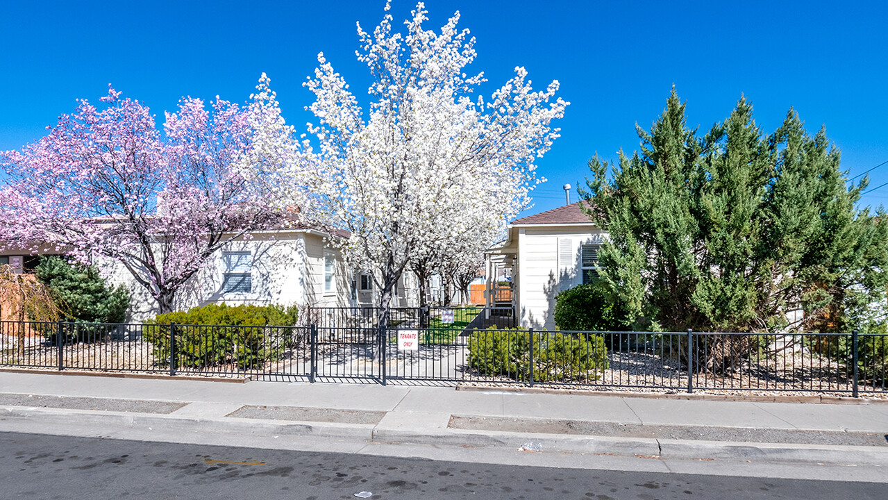 425-445 Casazza Dr in Reno, NV - Building Photo