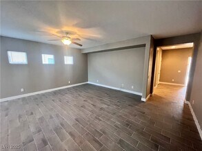 7136 Crescentville Ave in Las Vegas, NV - Building Photo - Building Photo