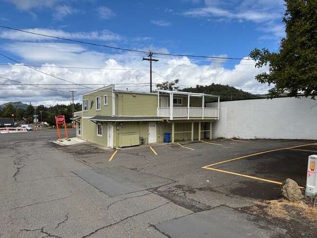 133 NE Main St in Winston, OR - Building Photo - Building Photo
